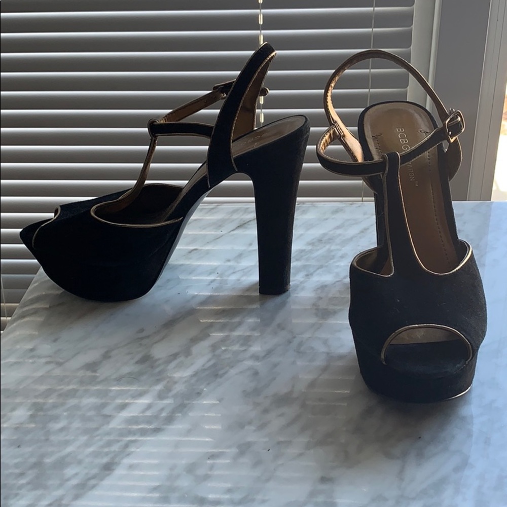 BCBGeneration black & gold pump suede pump | 8.5